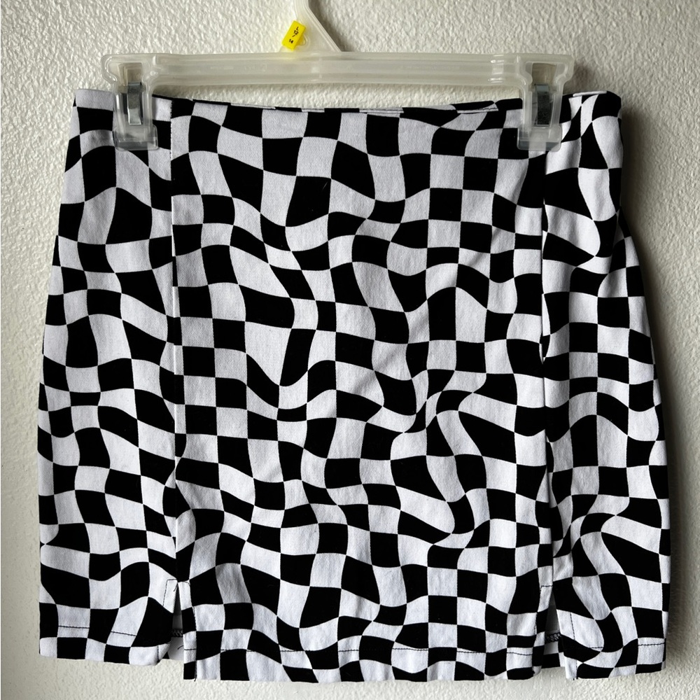 Cute black and white mini skirt. Slits on each side on the front